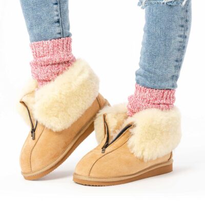 Bambosze zapinane na zamek - beżowe kapcie