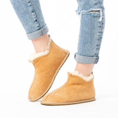 Domowe pantofle ze skóry owczej - beżowe kapcie