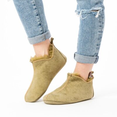 Damskie zielone pantofle ze skóry owczej - Mikołajki dwoina