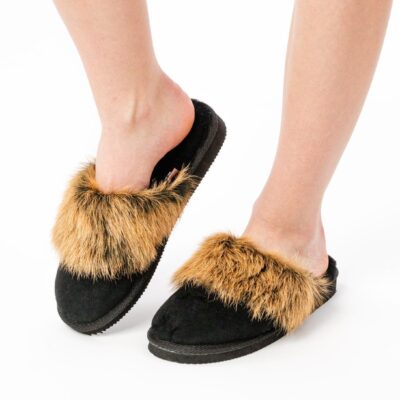 Damskie pantofle skórzane - Czarne kapcie z futerkiem