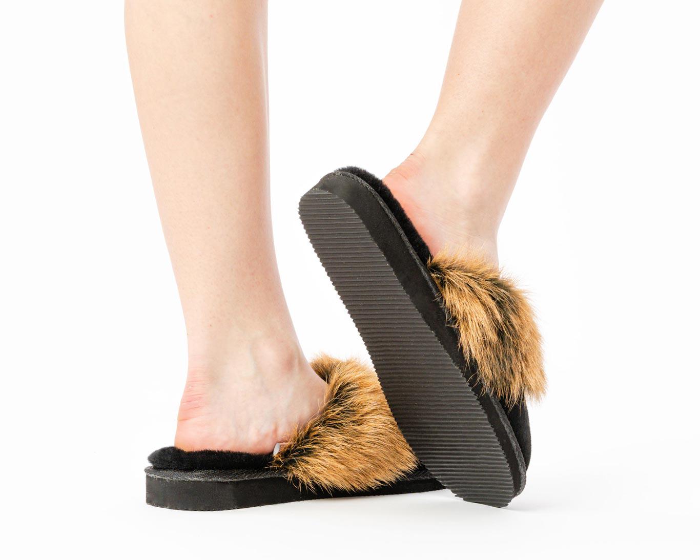 Damskie pantofle skórzane - Czarne kapcie z futerkiem - obrazek 3