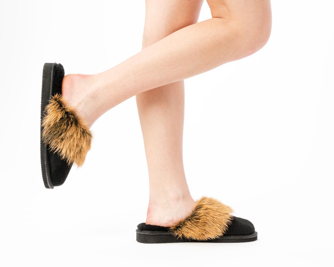 Damskie pantofle skórzane - Czarne kapcie z futerkiem - obrazek 2