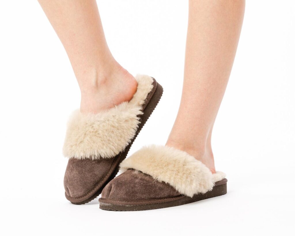 Damskie Ocieplane pantofle skórzane - Brązowe Kapcie z futerkiem
